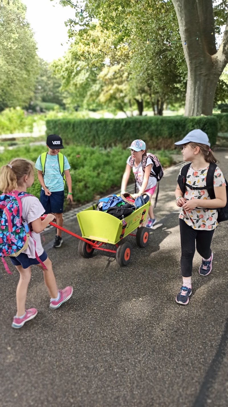 Rucksacktransport mit dem Bollerwagen